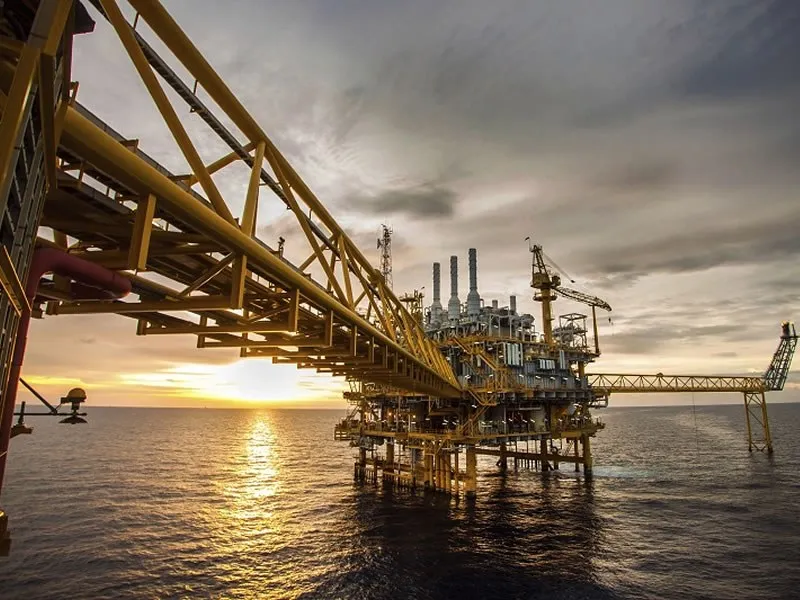 Offshore platform at sea using marine fuel tanks