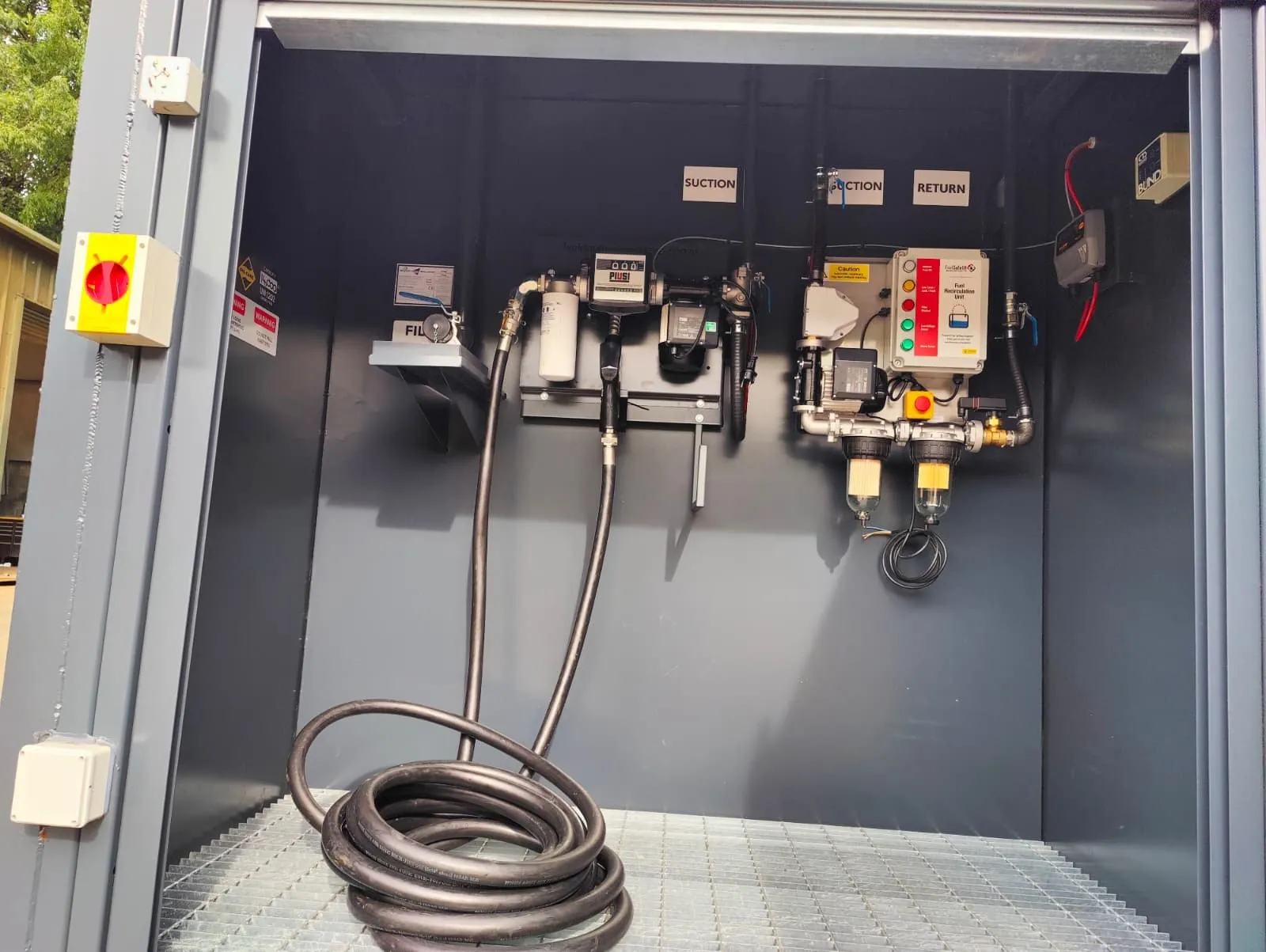 Fuel recirculation unit with water and particle filters inside a Netwise bunded fuel tank